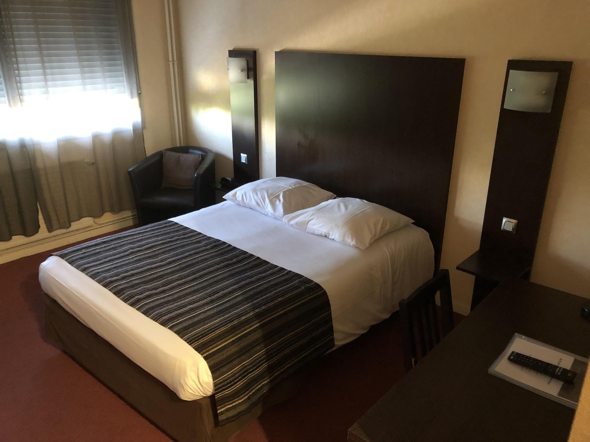 Adonis Lyon Est Hotel Artys Saint-Priest-en-Jarez Exterior foto
