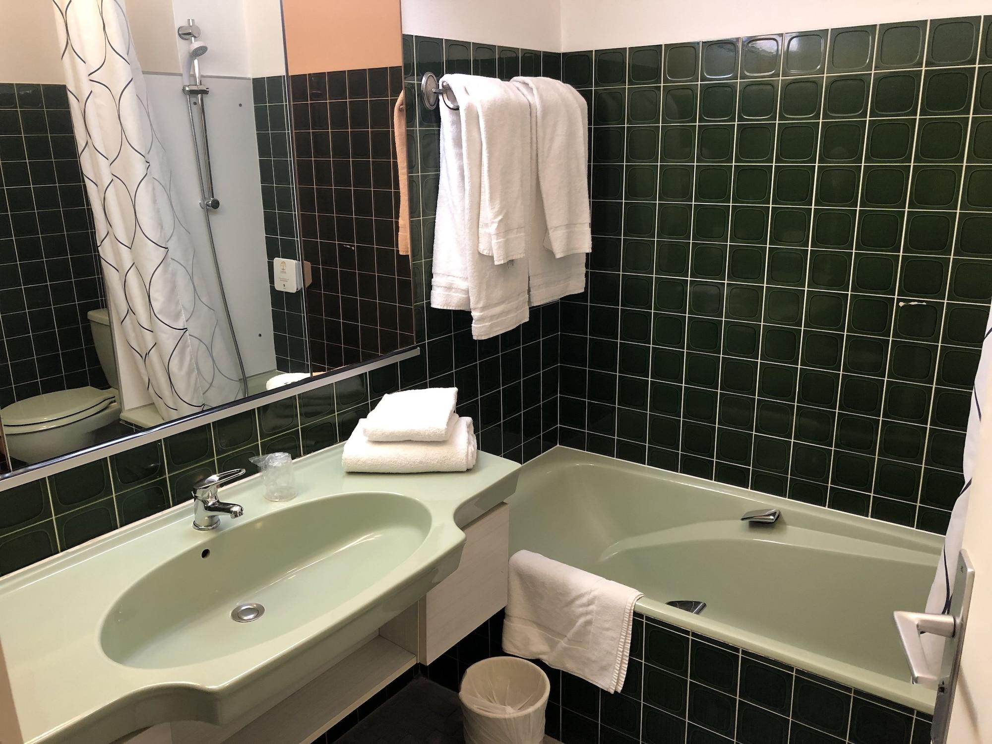 Adonis Lyon Est Hotel Artys Saint-Priest-en-Jarez Exterior foto
