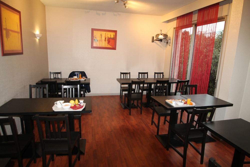 Adonis Lyon Est Hotel Artys Saint-Priest-en-Jarez Exterior foto