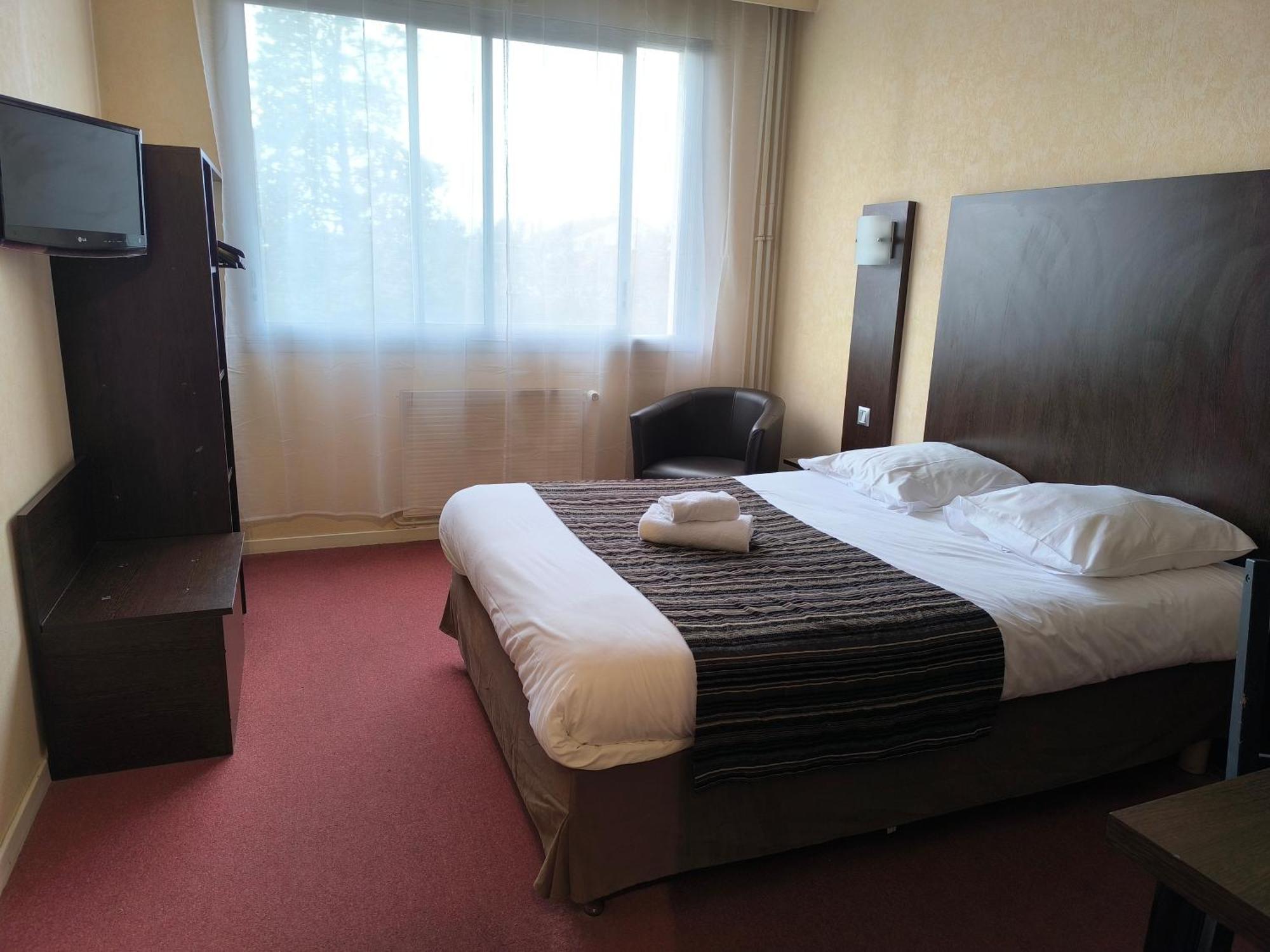 Adonis Lyon Est Hotel Artys Saint-Priest-en-Jarez Exterior foto